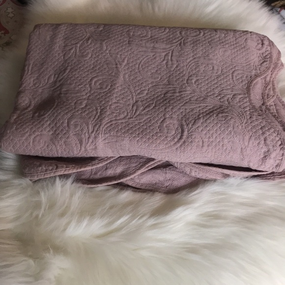 Bed spread  with scallops edge design 100% cotton.twin. In excellent condition - Picture 3 of 8